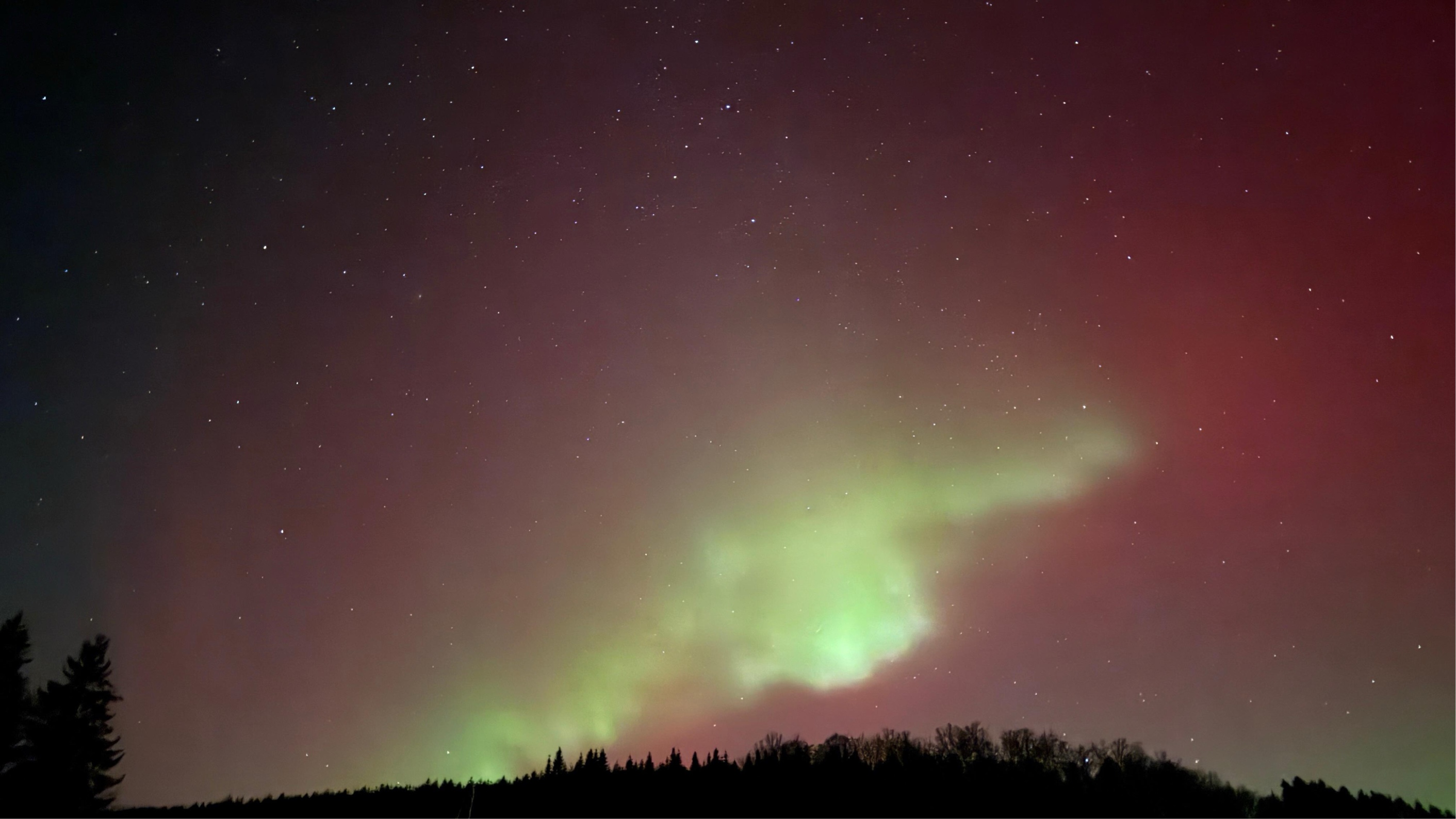 Leuchtende Strukturen am Nachthimmel, seltenes Aurora-Motiv über Isingheim